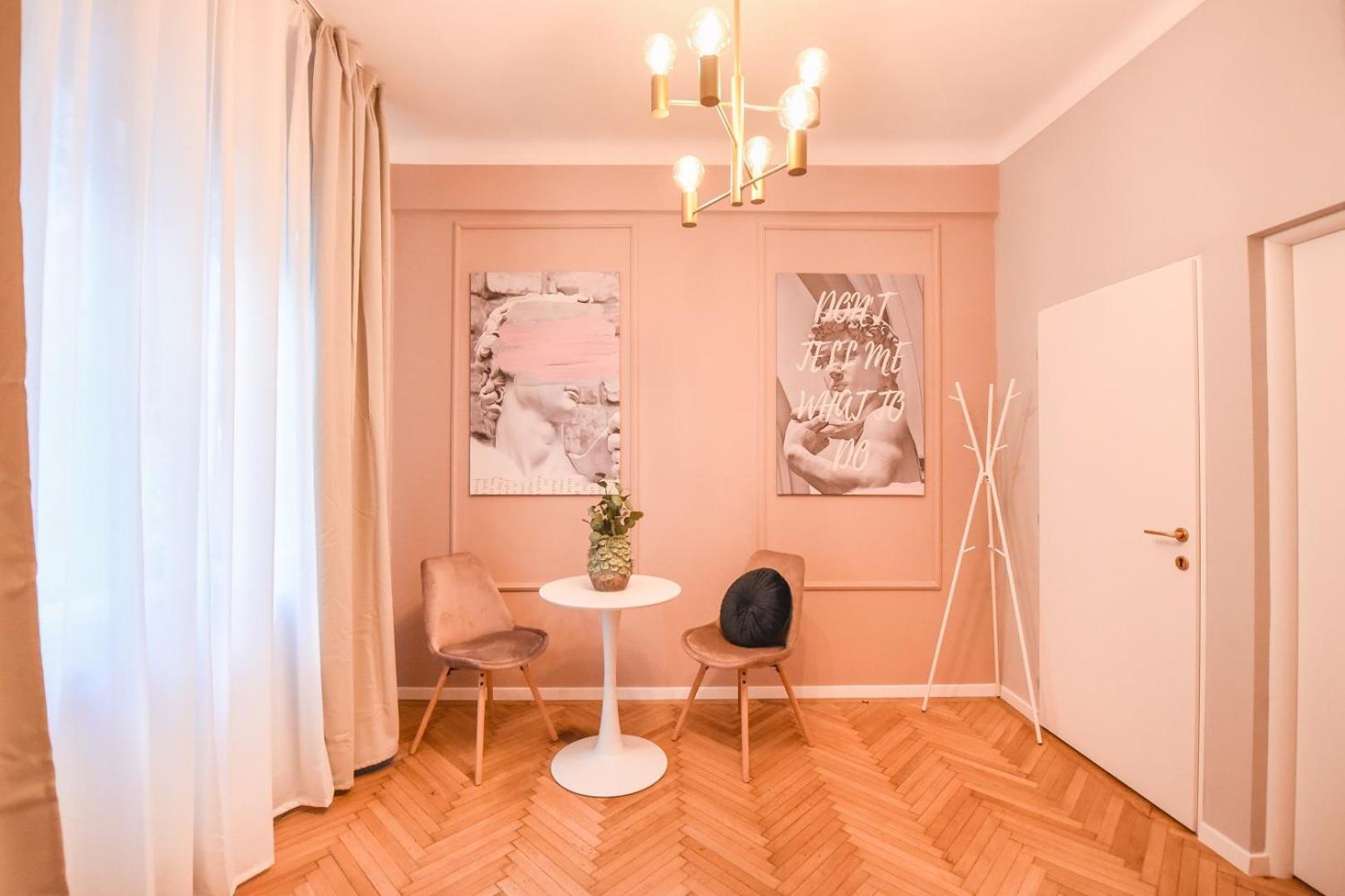Modern Stay - Central Studios With Wall Projector Near Radisson Bukarest Værelse billede